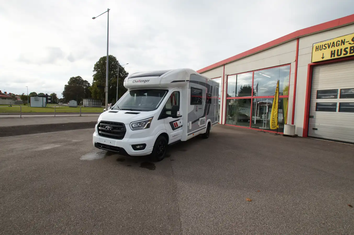 Challenger Challenger 260 Graphite Edition Ford — Halvintegrerad