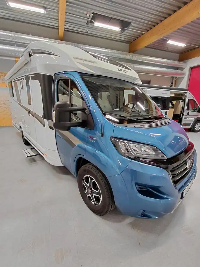 Knaus Sky wave 700 MEG 60 Year Edition — Halvintegrerad