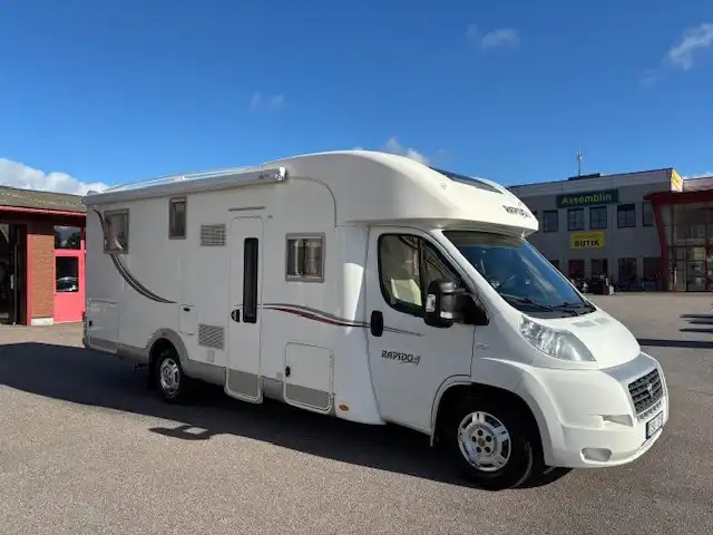 Rapido 766 FF — Halvintegrerad med taksäng