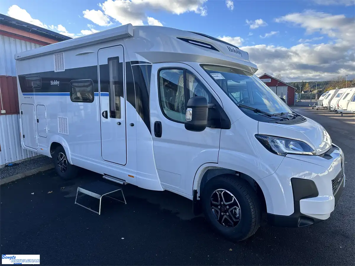 Hobby ONTOUR C 680 GE — Halvintegrerad