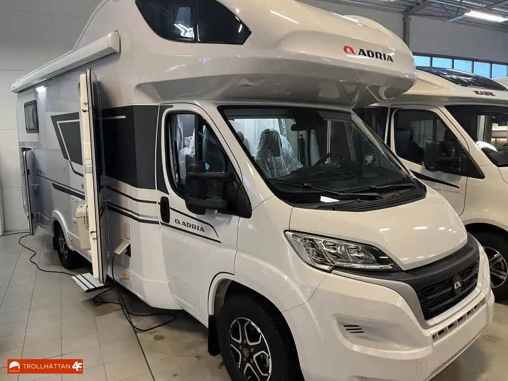 Adria Coral XL 660 SL Axess — Alkov