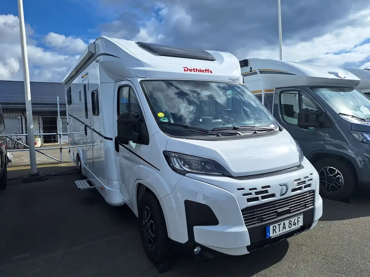 Dethleffs Just Camp T 7052 EBL — Halvintegrerad