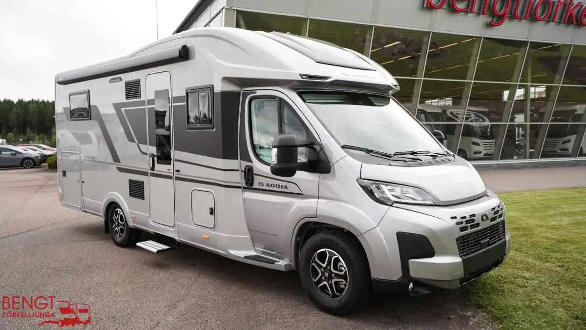 Adria Coral Supreme 670 DC — Halvintegrerad