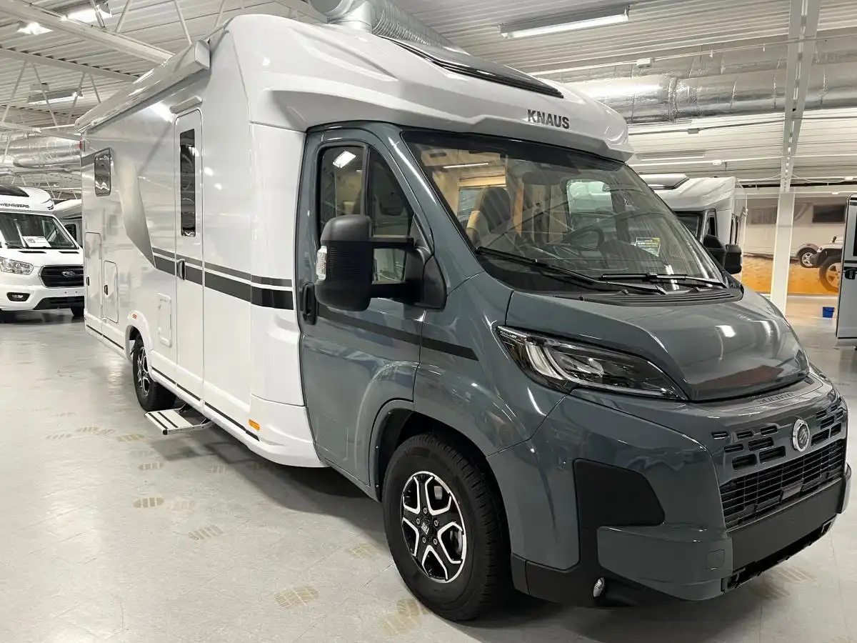 Knaus L!VE WAVE PLATINUM SELECTION 700 MEG — Halvintegrerad