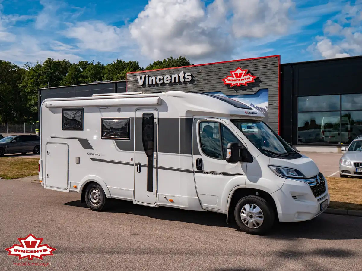 Adria-COMPACT SL *Långbädd *Solcell *B-körkort-(2020) — Halvintegrerad