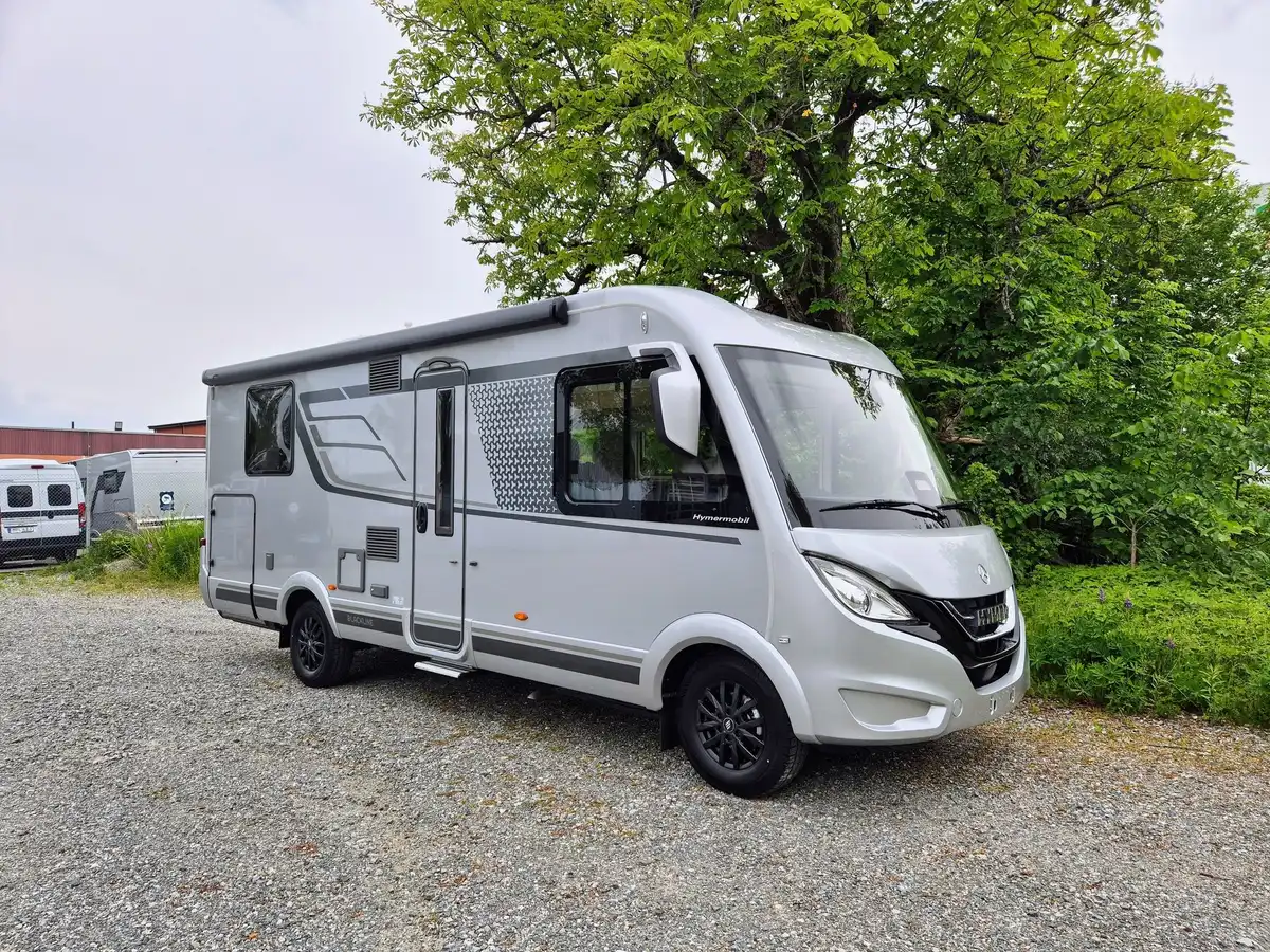 HYMER B-MC I 690 BlackLine — Helintegrerad