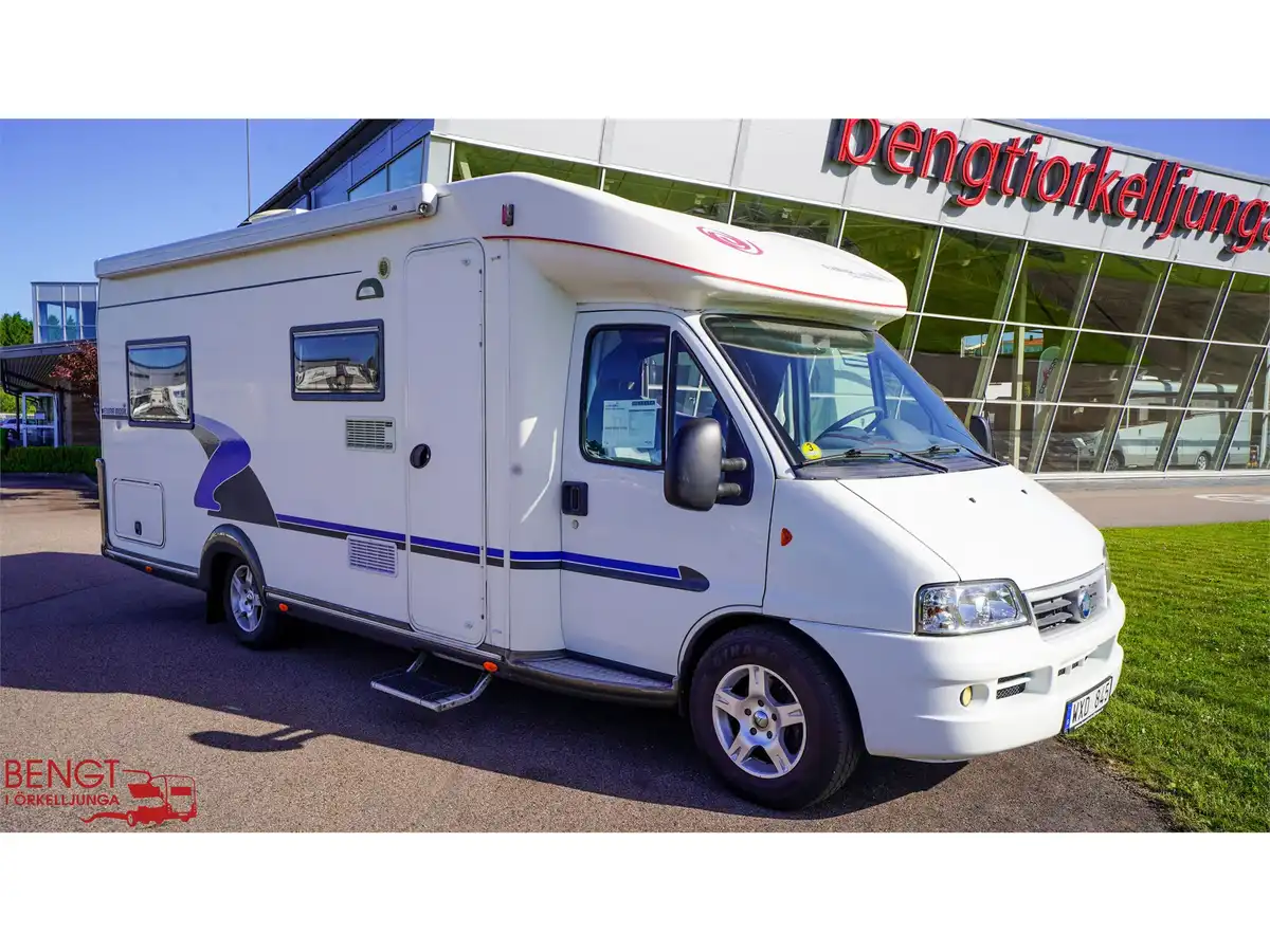 Eura Mobil 702 EBF — Halvintegrerad