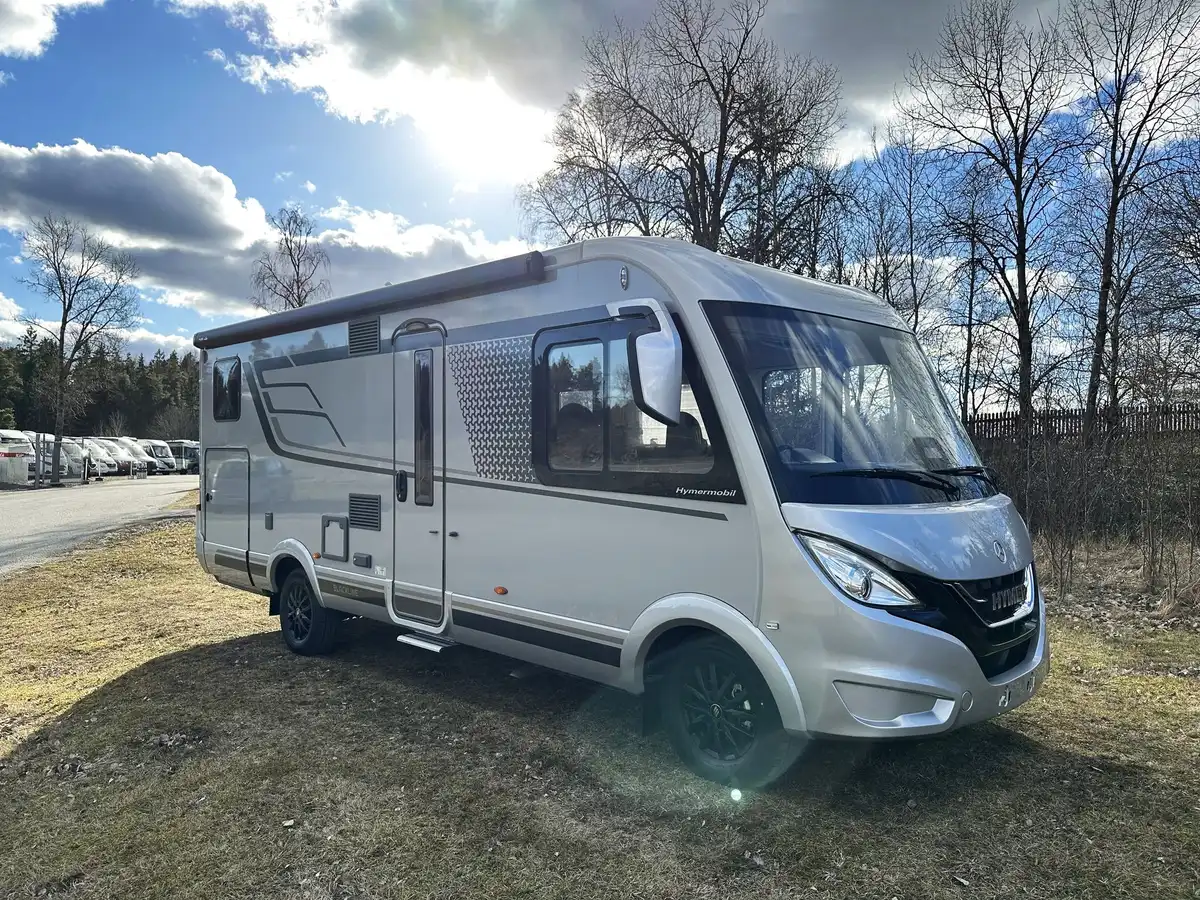 HYMER B-MC I 680 BlackLine — Helintegrerad
