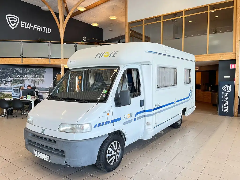 Pilote E FIRST 62 — Halvintegrerad