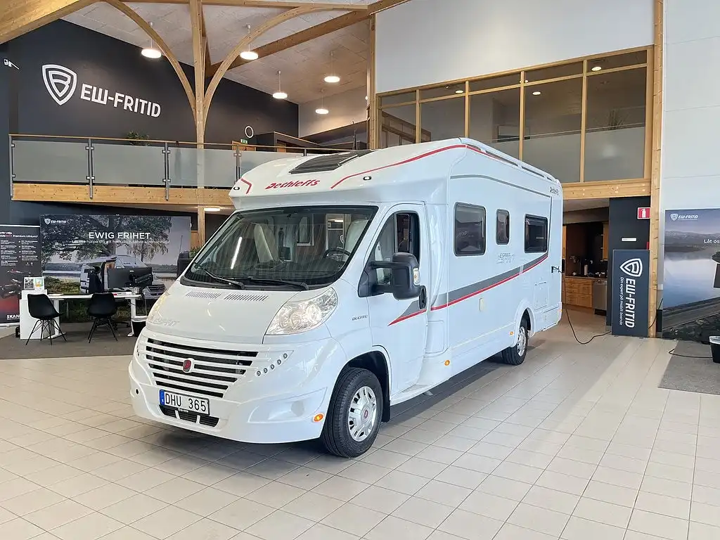 Dethleffs T 7010 — Halvintegrerad