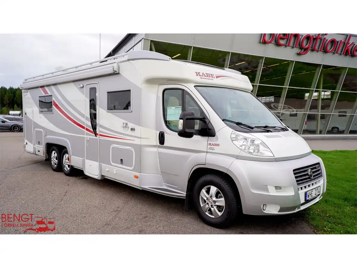 KABE Travel Master 880 LT — Halvintegrerad