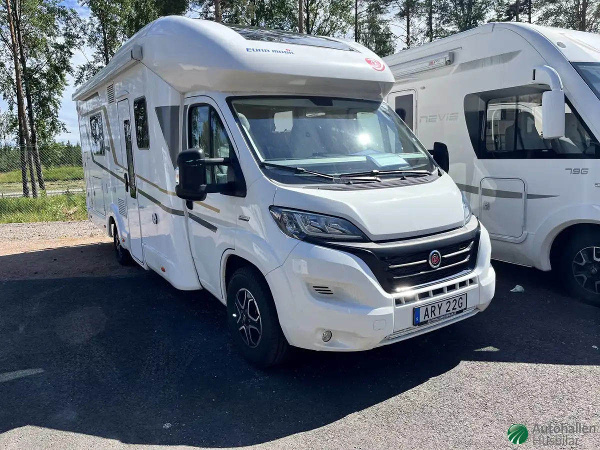 Eura Mobil PRS 730 EF — Halvintegrerad med taksäng