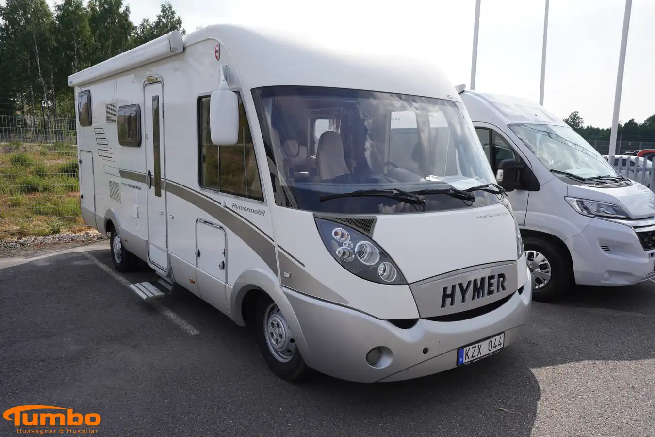 Hymer - B 674 HIGHLIGHT ACx2 Dragkrok Solcell MaxxFan — Helintegrerad