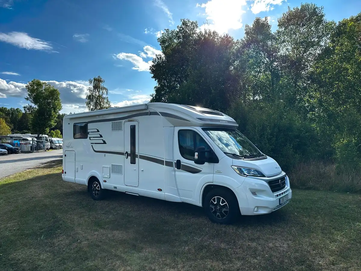 HYMER Tramp 698 BiancoLine — Halvintegrerad