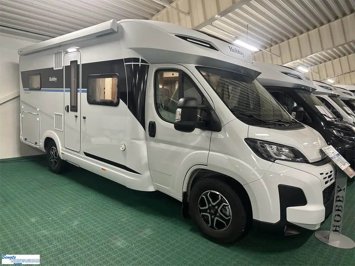 Hobby ONTOUR T 700 FH — Halvintegrerad med taksäng