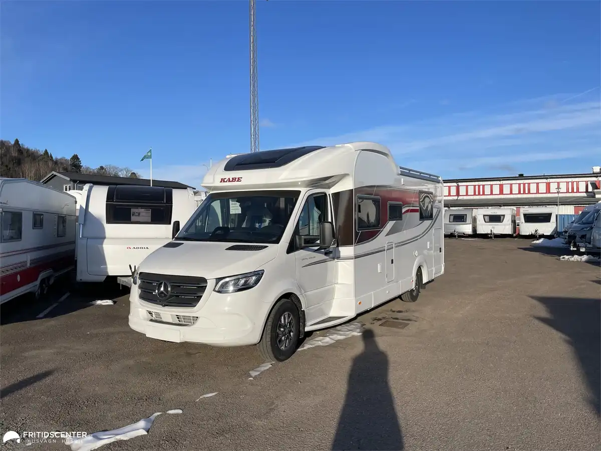 KABE Travel Master Royal X 810 LQB — Halvintegrerad med taksäng