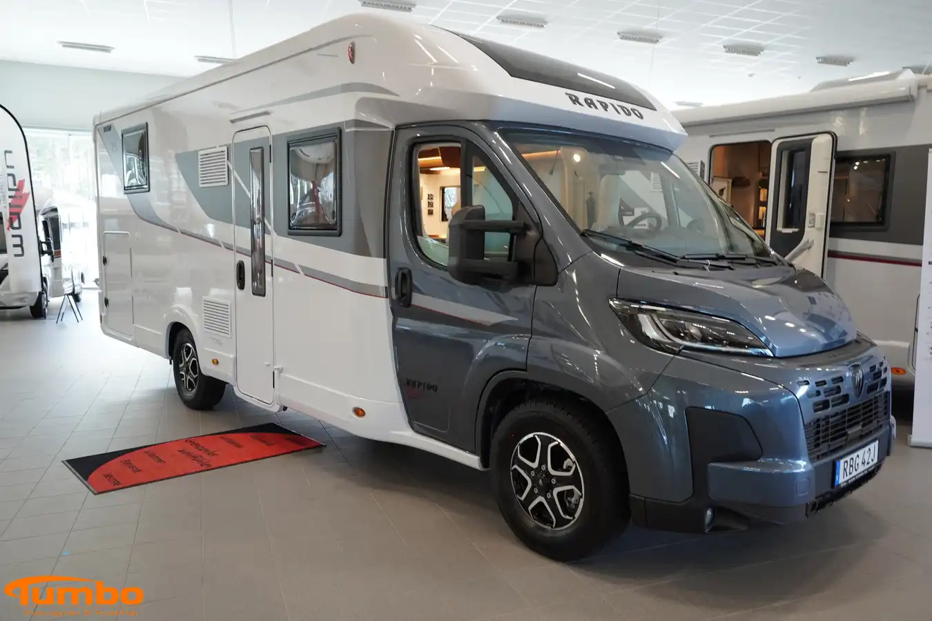 Rapido - 696 F 65ans Queensbed 180hk Automat 4400kg — Halvintegrerad med taksäng