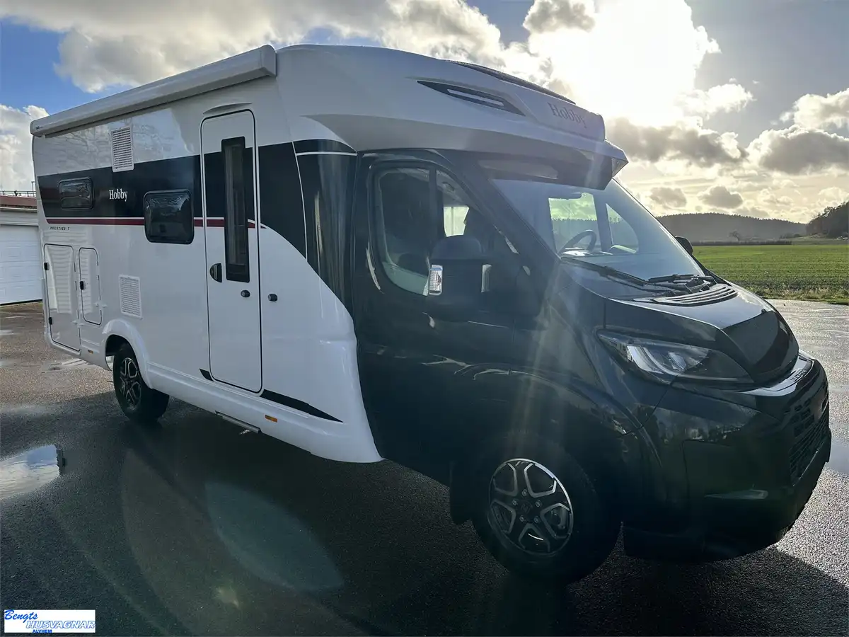 Hobby Prestige T 710 GE — Halvintegrerad