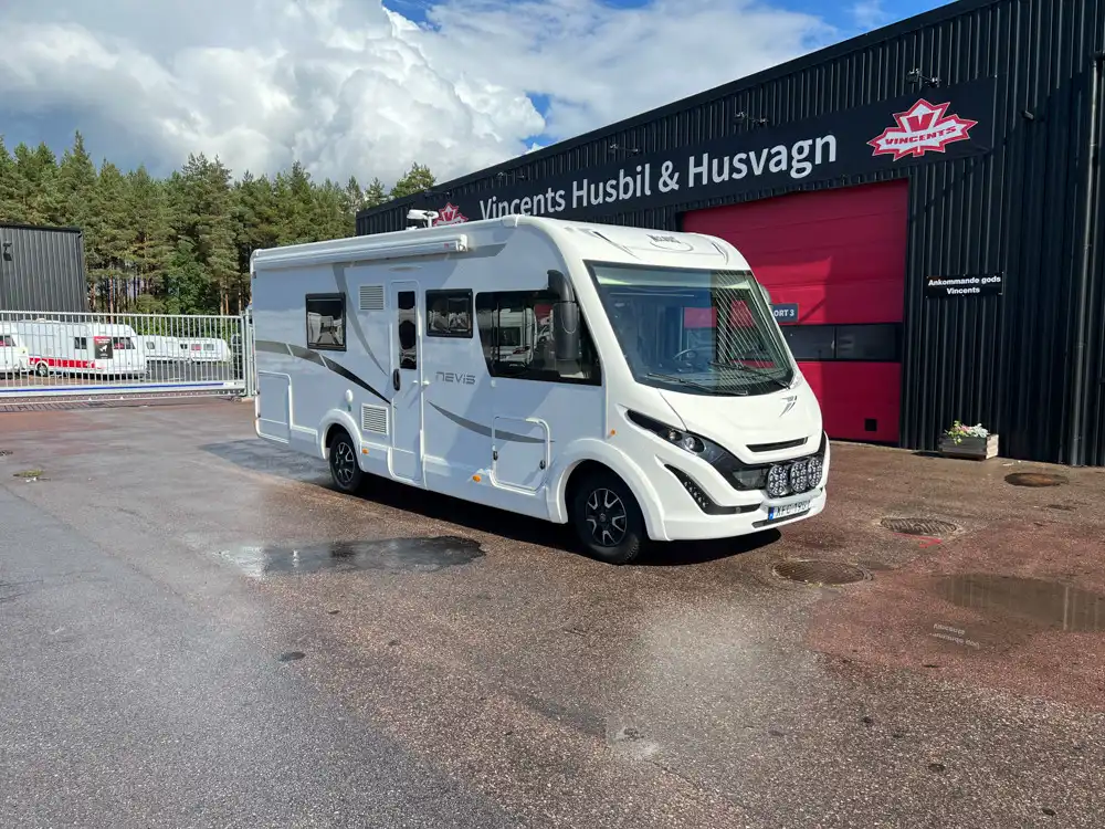 McLouis-NEVIS 375 *Långbäddar *Toa bak *Solcell-(2020) — Helintegrerad