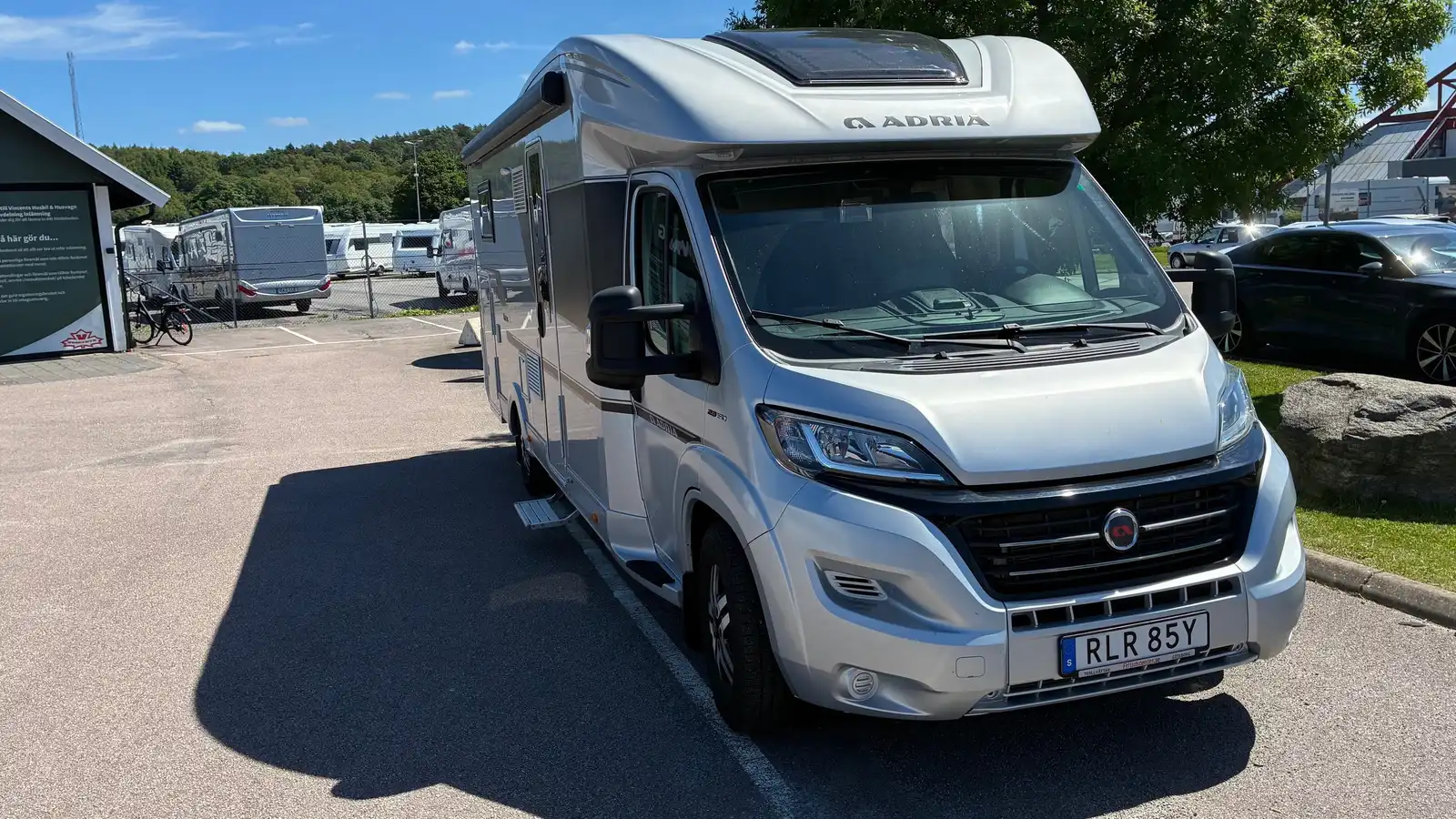 Adria-MATRIX SUPREME 700 SL *Alde *Långbädd-(2019) — Halvintegrerad med taksäng
