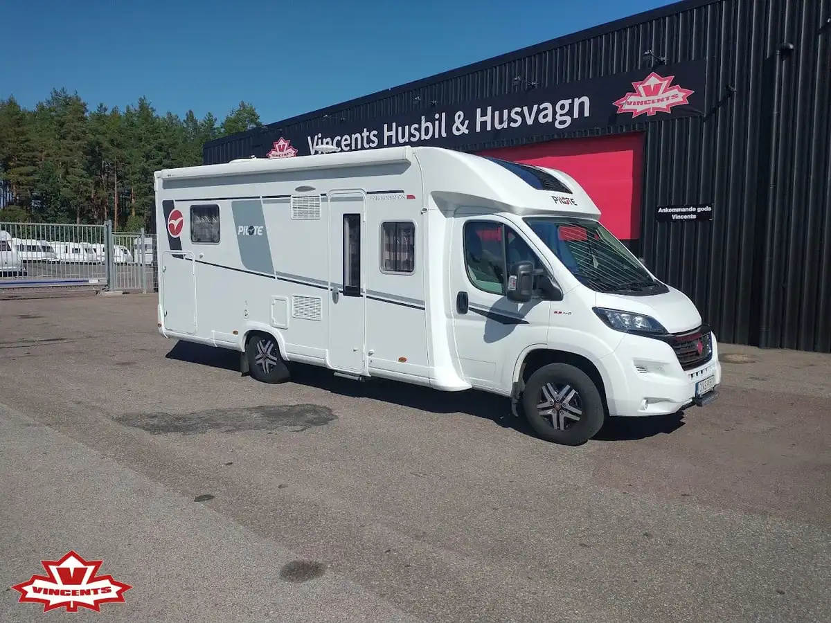 Pilote-P 746 C *Automat *Queenbädd-(2020) — Halvintegrerad