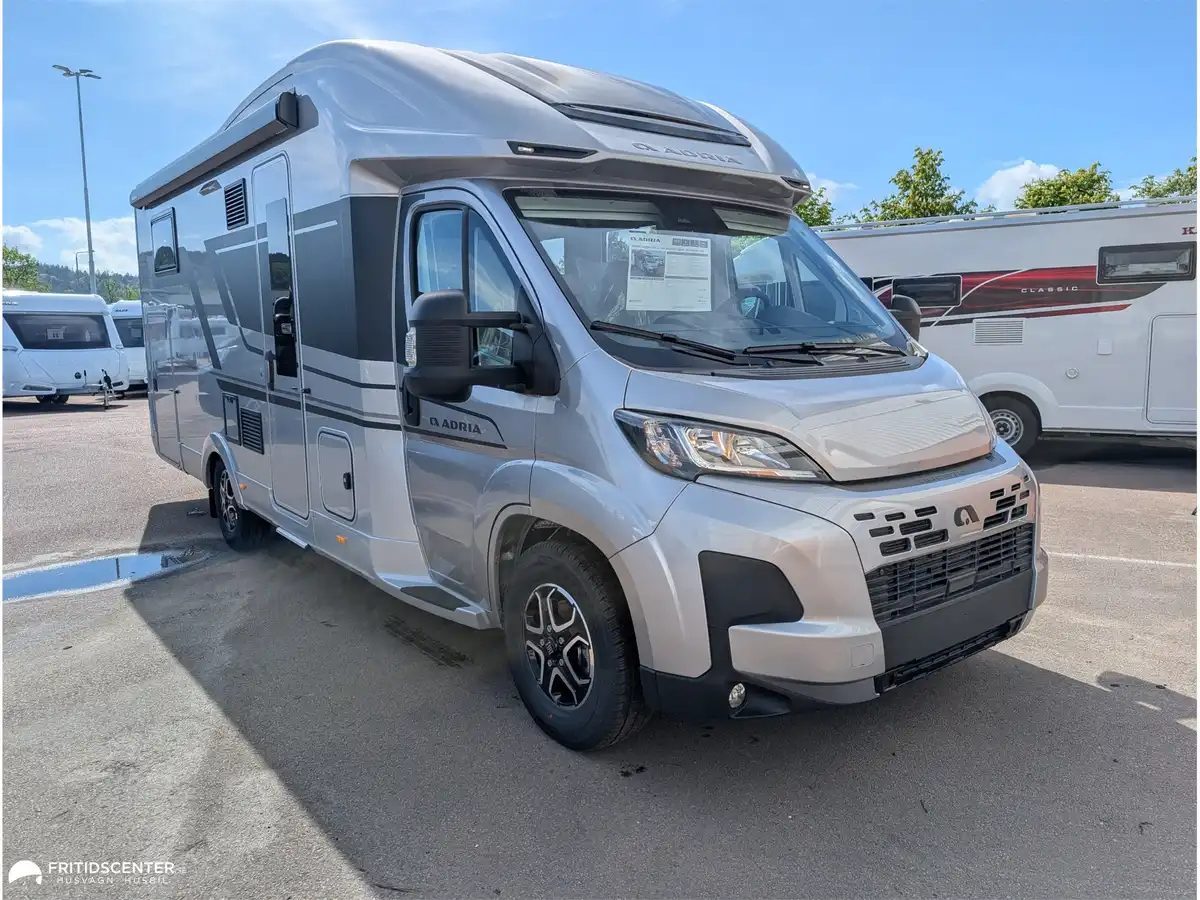 Adria MATRIX SUPREME 670 SL — Halvintegrerad med taksäng