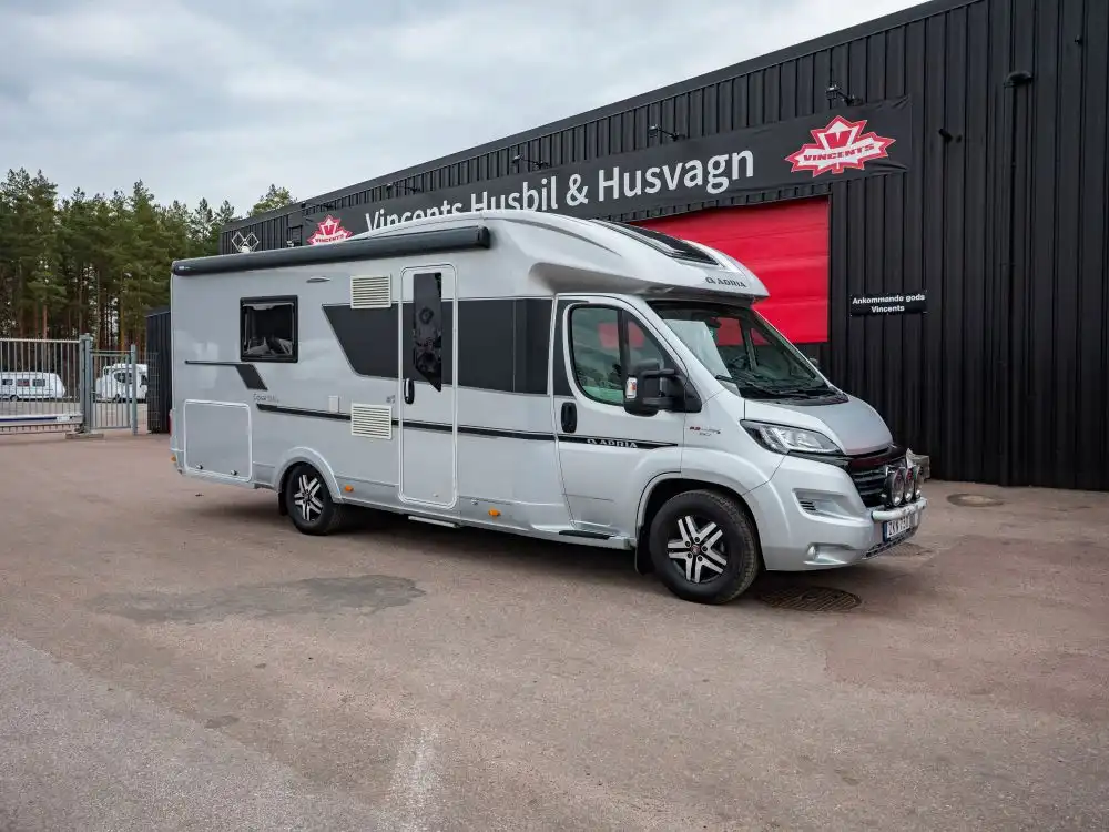 Adria-CORAL S 670SLT *Långbäddar *Solcell *Alde-(2017) — Halvintegrerad