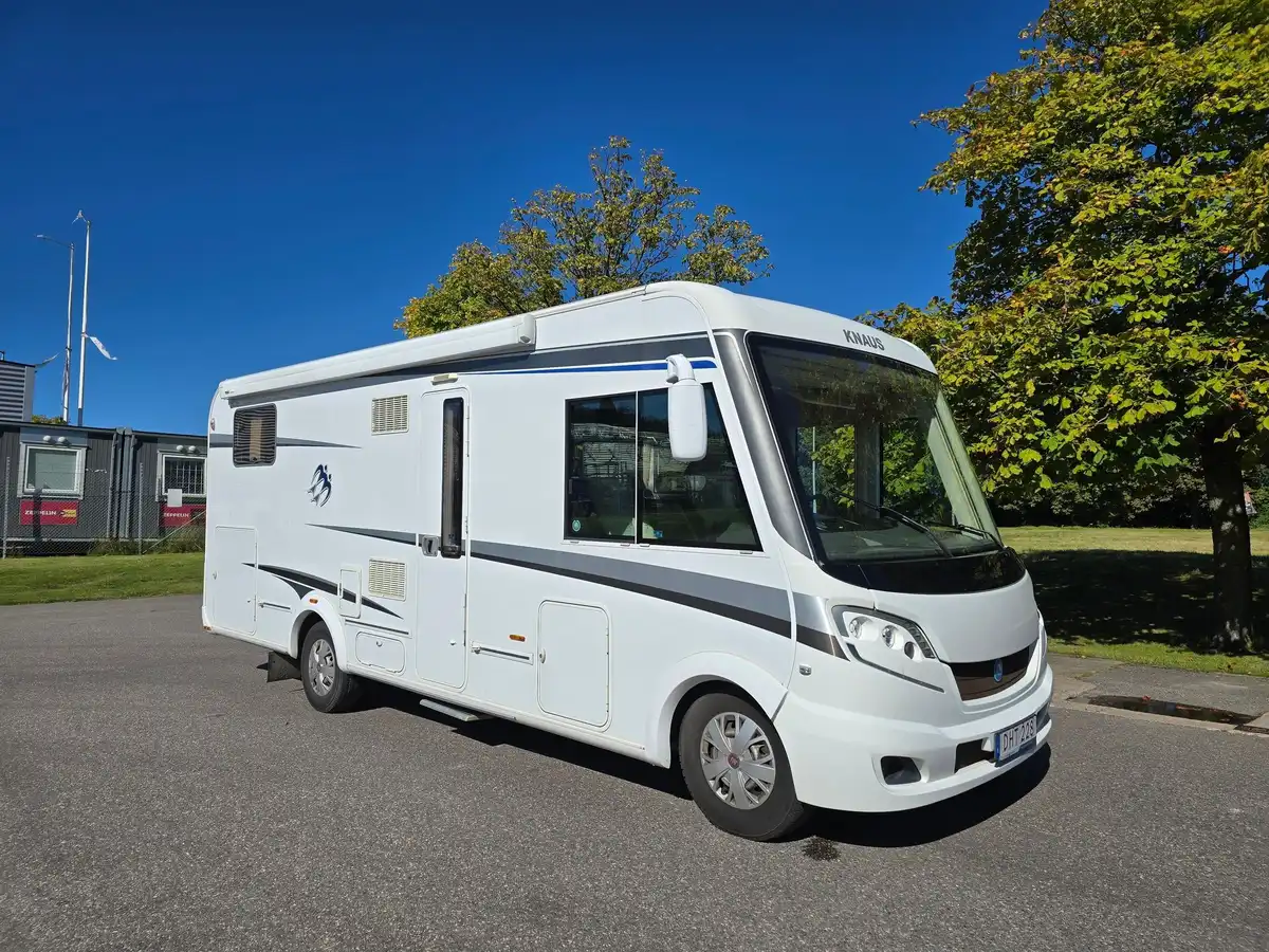 Knaus Sky 700 — Helintegrerad