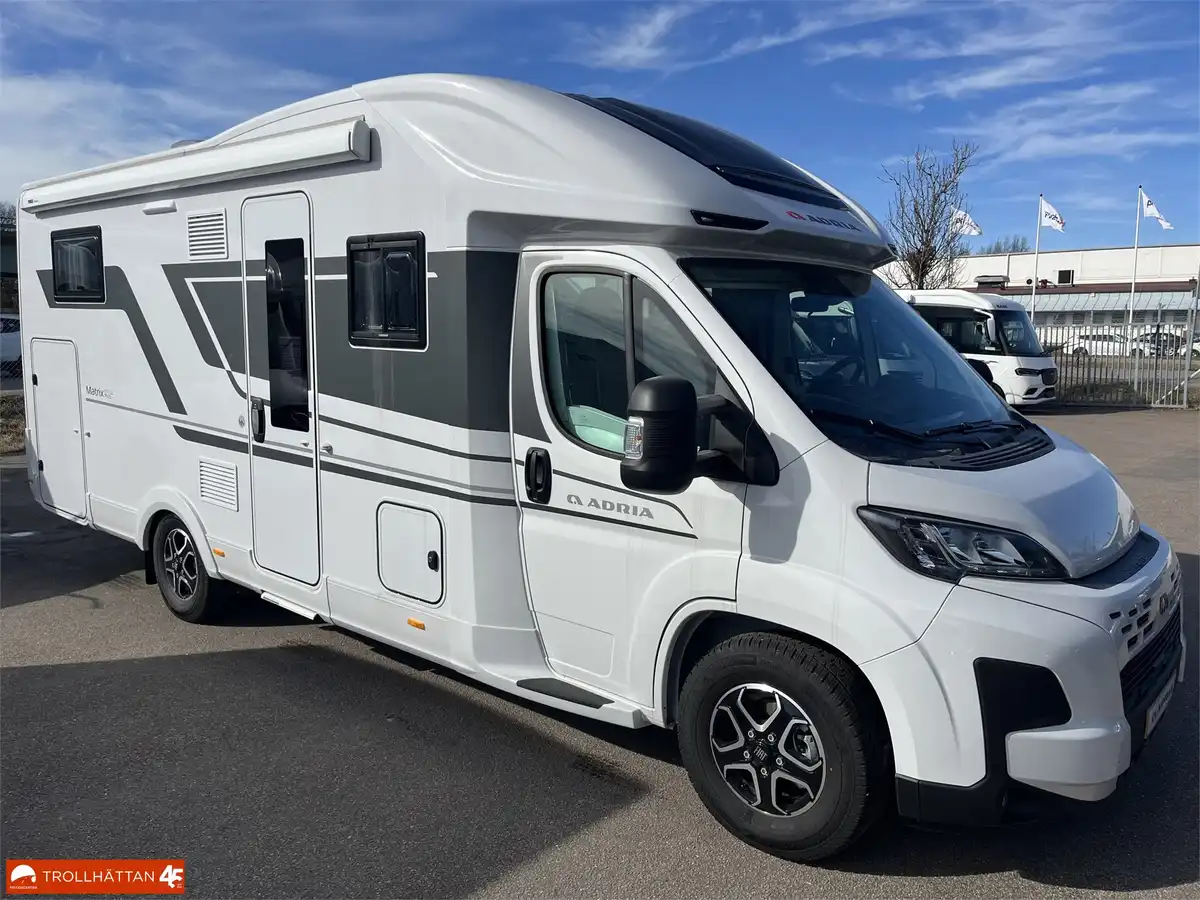 Adria MATRIX PLUS 670 DL — Halvintegrerad med taksäng