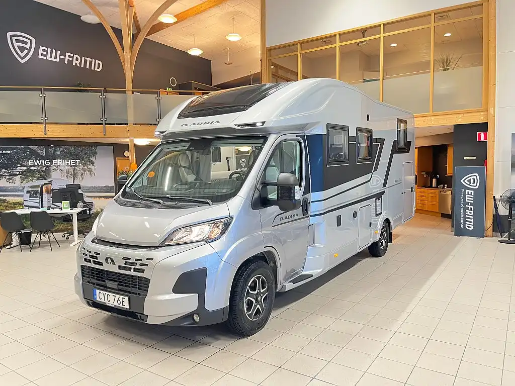 Adria MATRIX SUPREME 670 DL — Halvintegrerad