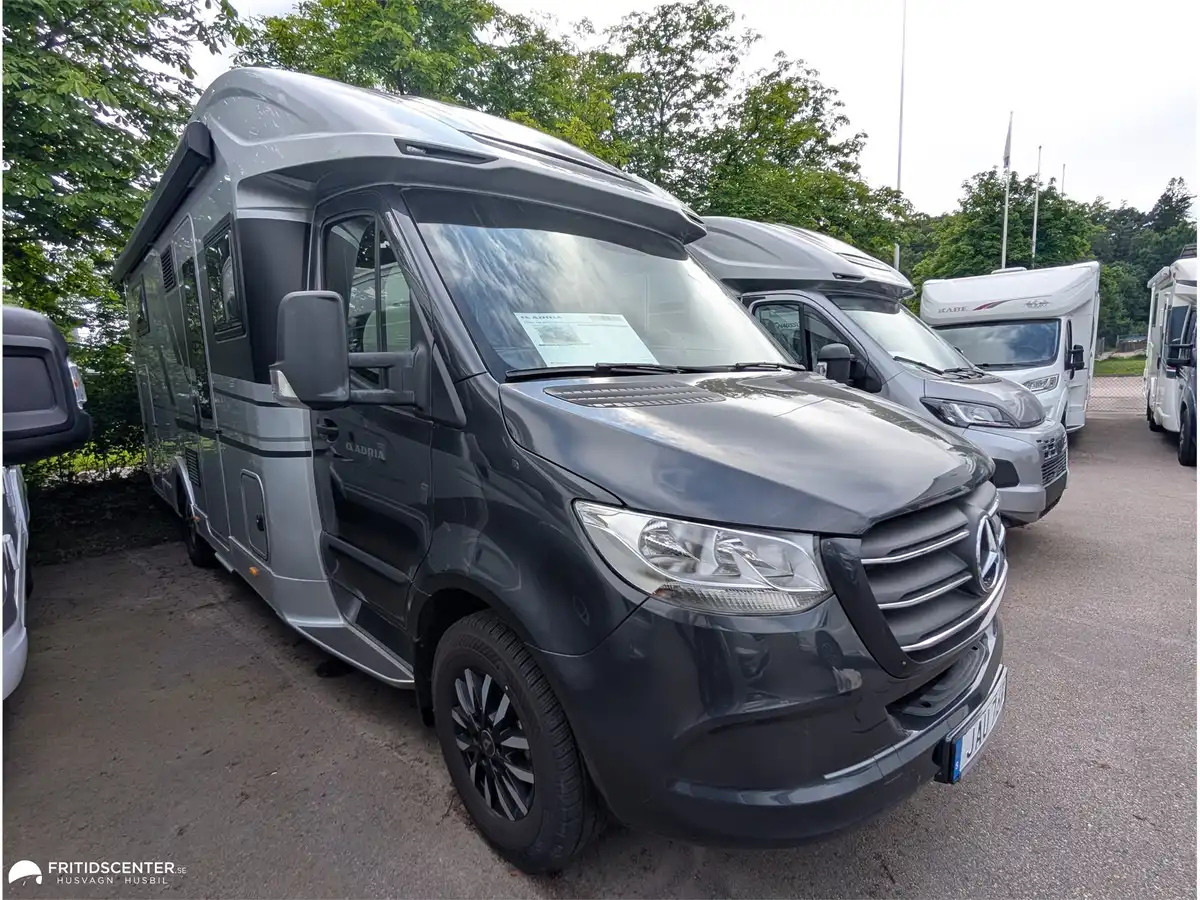 Adria CORAL MB 670 DL Supreme — Halvintegrerad