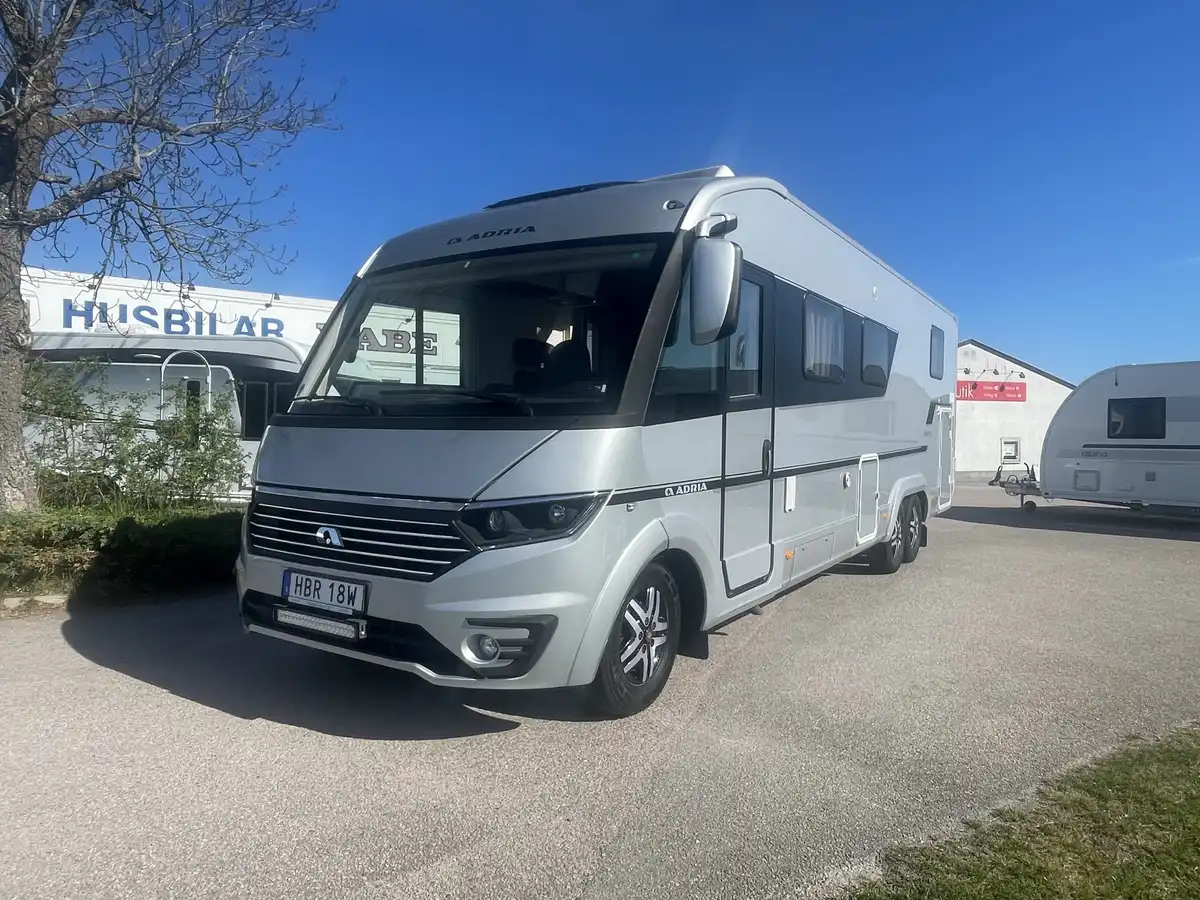 Adria SONIC SUPREME I 810SL — Helintegrerad