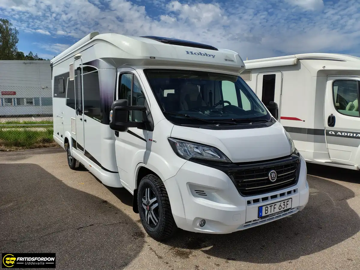 Hobby T70 E Optima Premium Fin bil — Halvintegrerad