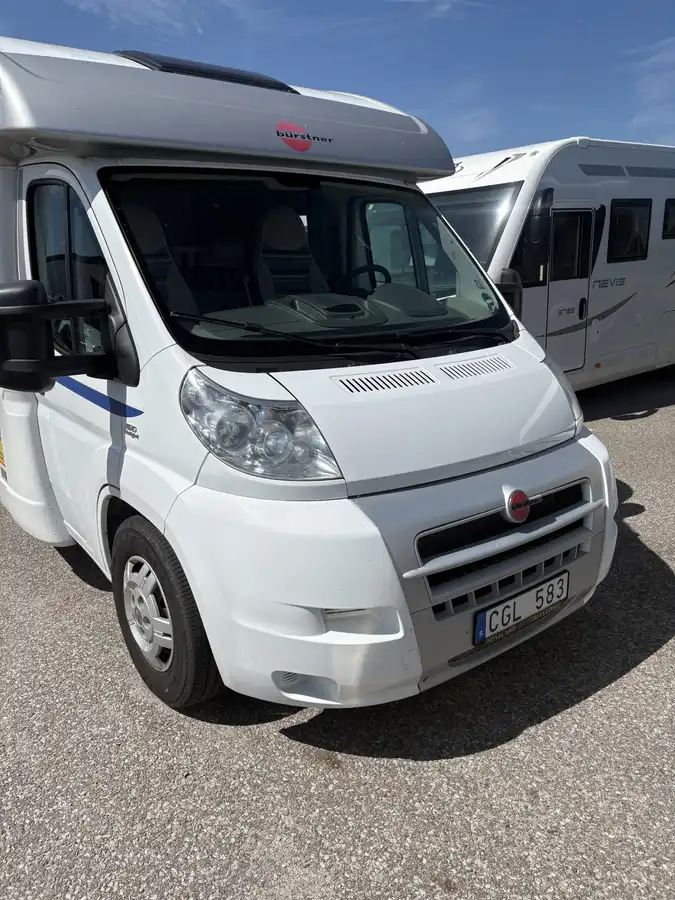 Bürstner T674 — Halvintegrerad