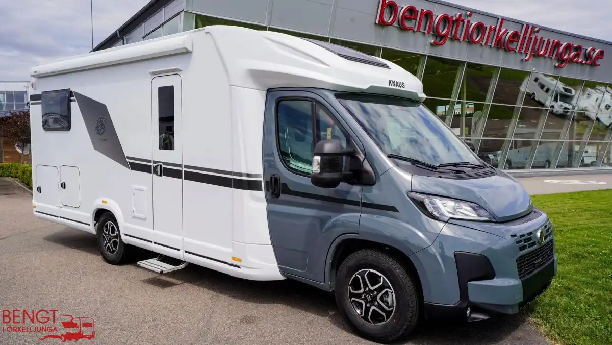 Knaus Live Wave Platinum Selection 700 MEG — Halvintegrerad med taksäng