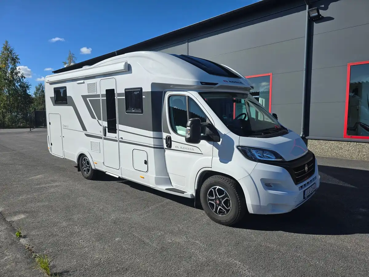 Adria Coral plus 670 DL — Halvintegrerad