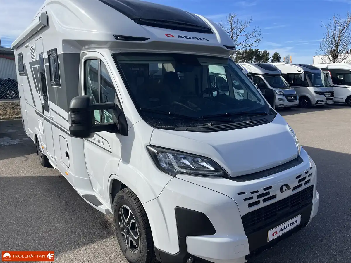 Adria MATRIX PLUS 670 DL/ Face To Face — Halvintegrerad