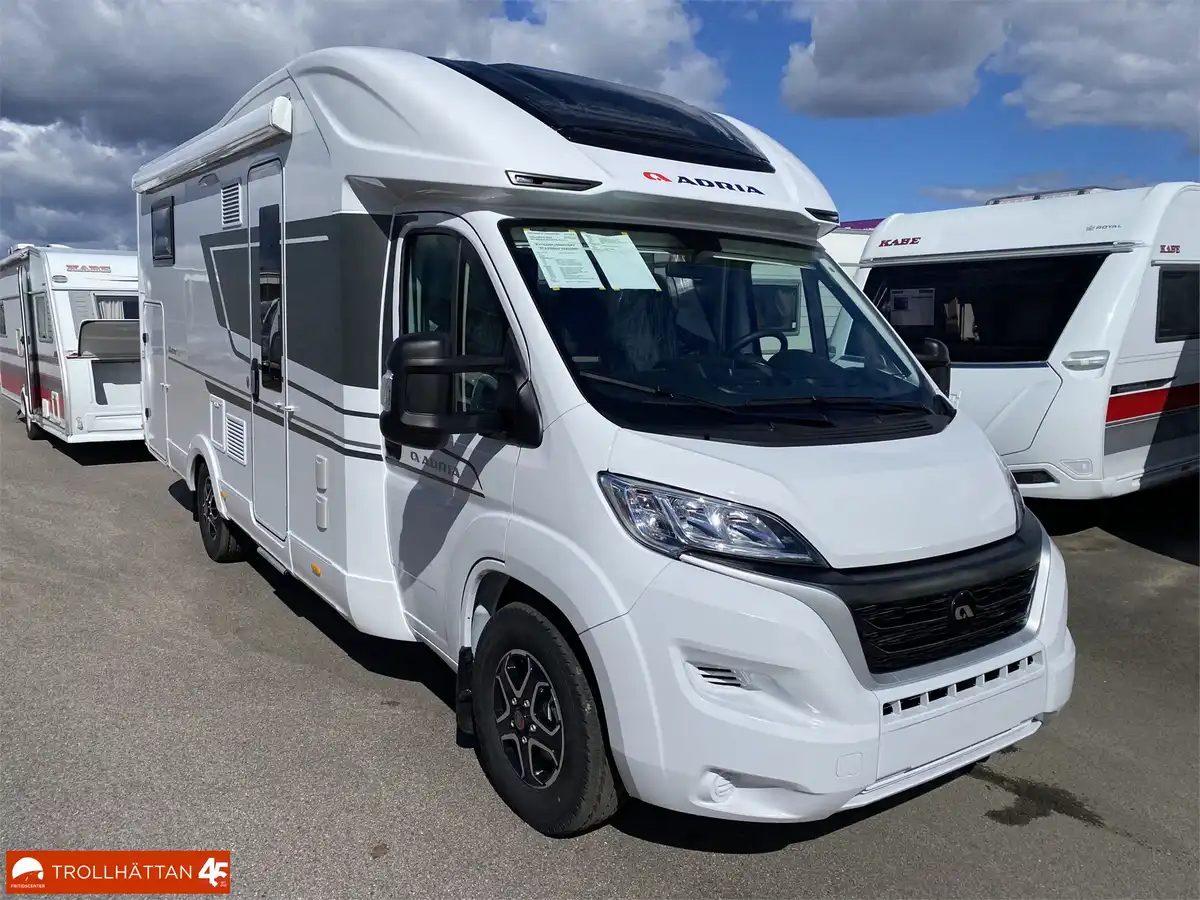 Adria Matrix Axess 670 SL — Halvintegrerad med taksäng
