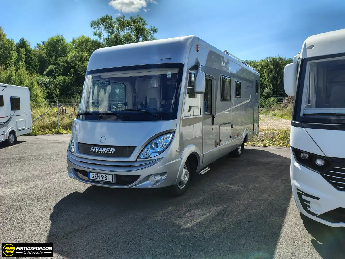 Hymer B 680 Hydraliska stödben Aut — Helintegrerad