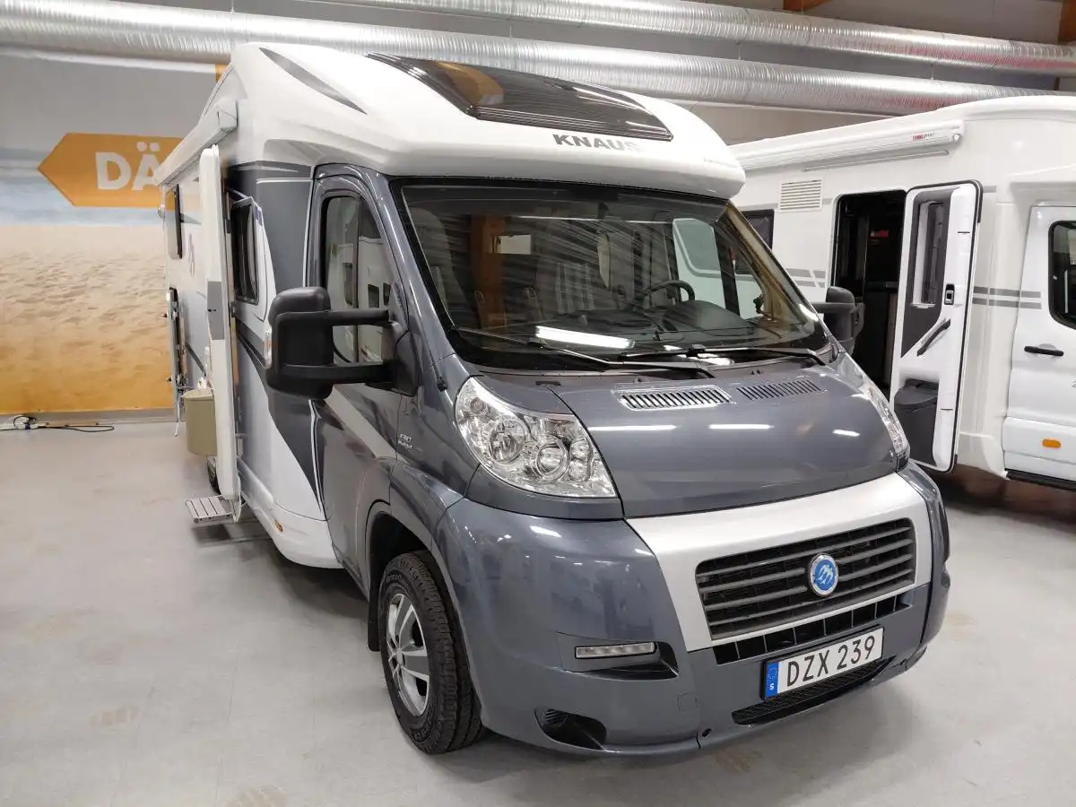 Knaus Sky Wave 700 MEG — Halvintegrerad