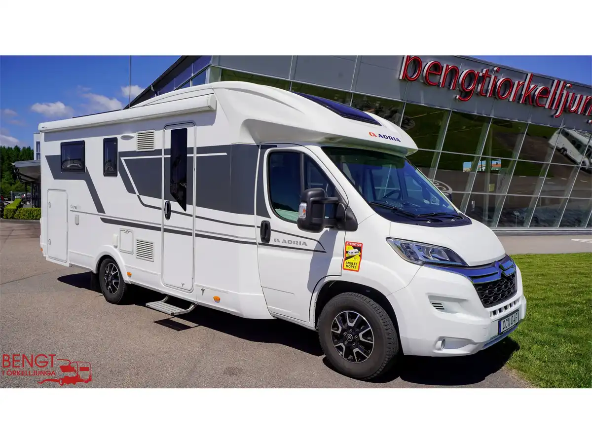 Adria Coral 670 SL — Halvintegrerad