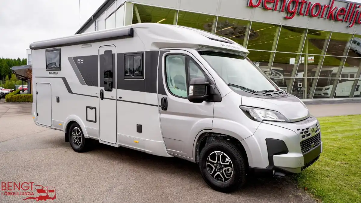 Adria Compact DL 60Y — Halvintegrerad