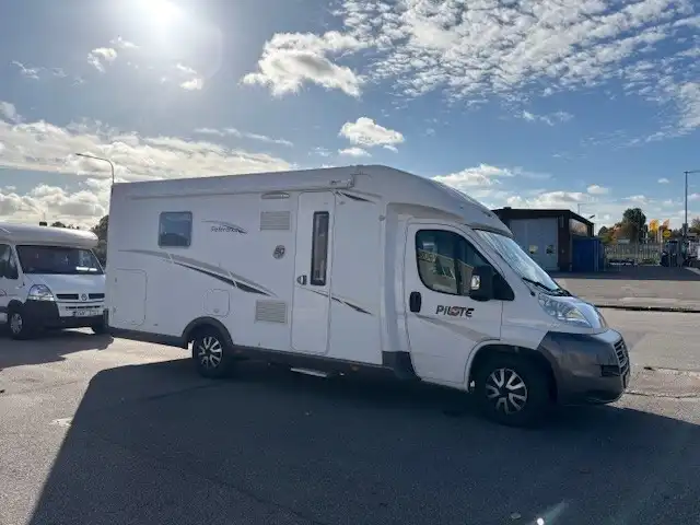Pilote P 730 XLC — Halvintegrerad