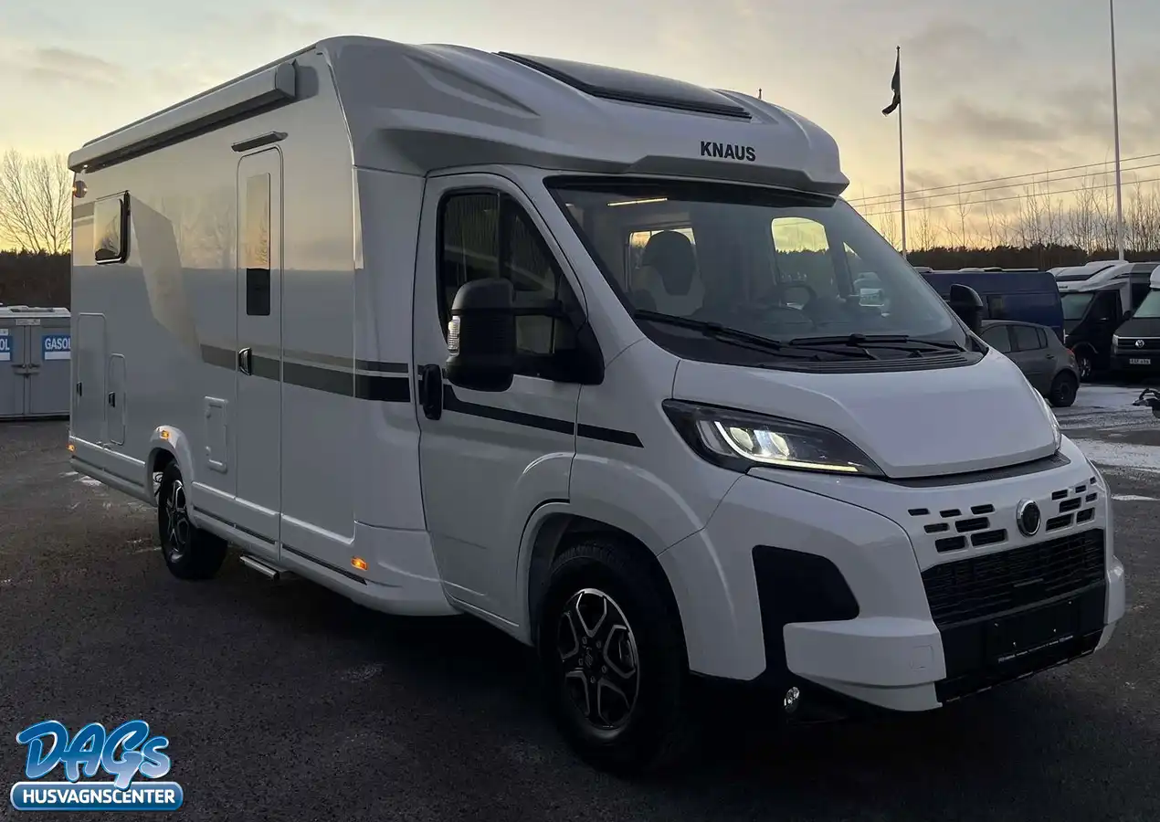 Knaus L!VE WAVE 700 MEG PLATINUM SELECTION — Halvintegrerad med taksäng