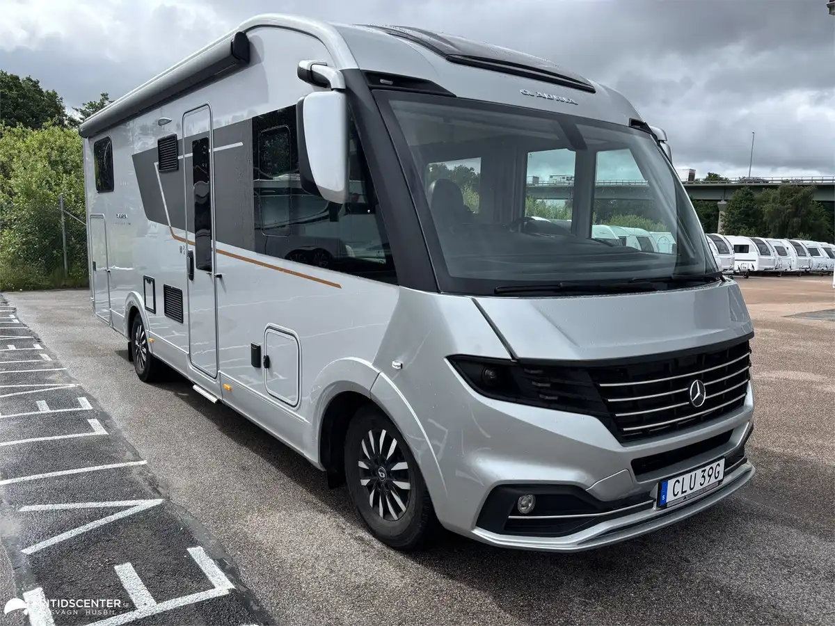 Adria Supersonic 780 SL — Helintegrerad