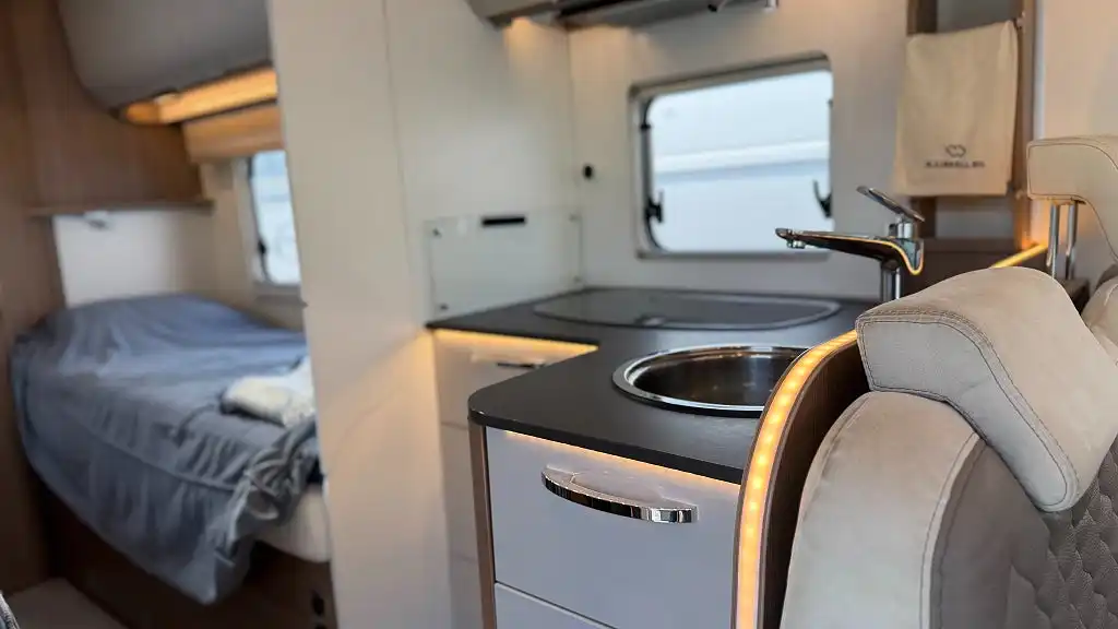 Bürstner Ixeo T 720 — Halvintegrerad