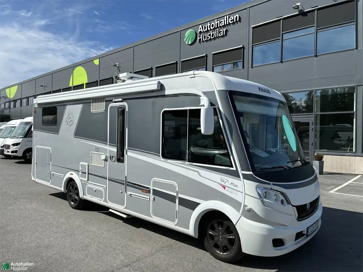 Knaus R04 700 Sky Plus — Helintegrerad