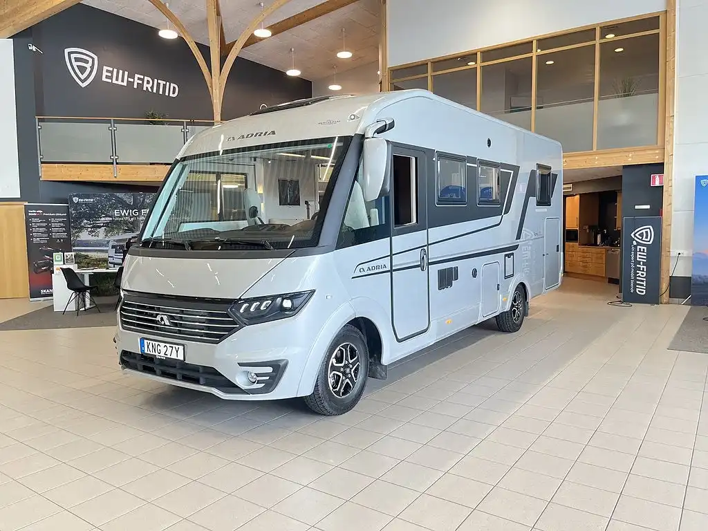 Adria SONIC SUPREME 700 DC — Helintegrerad