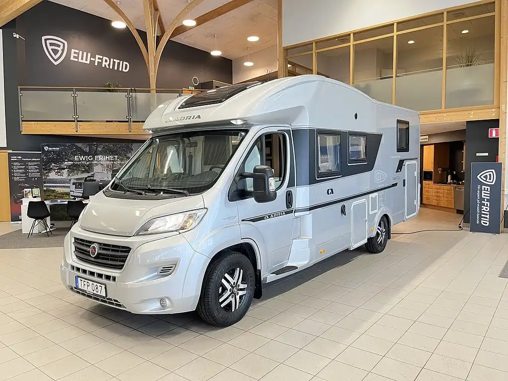 Adria CORAL SUPREME 670 DL — Halvintegrerad