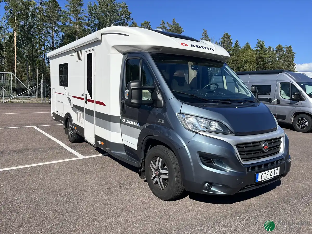 Adria Coral S 670SLT — Halvintegrerad